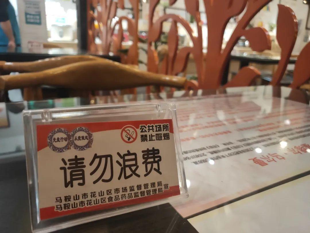 外卖员取餐后摸前台女孩脸 警方通报近日，一则关于外卖员取餐后摸前台女孩脸的新闻引发了广泛关注。据警方通报，事件发生在某餐厅内，一名外卖员在取餐时，突然触摸了前台女孩的脸部。此事引起了女孩的强烈不满和周围人的愤怒。警方对此事进行了调查处理。